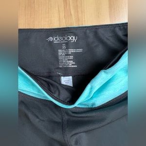 IDEOLOGY- Colorblocked /Performance Capri
Leggings Turqoise / Size XS